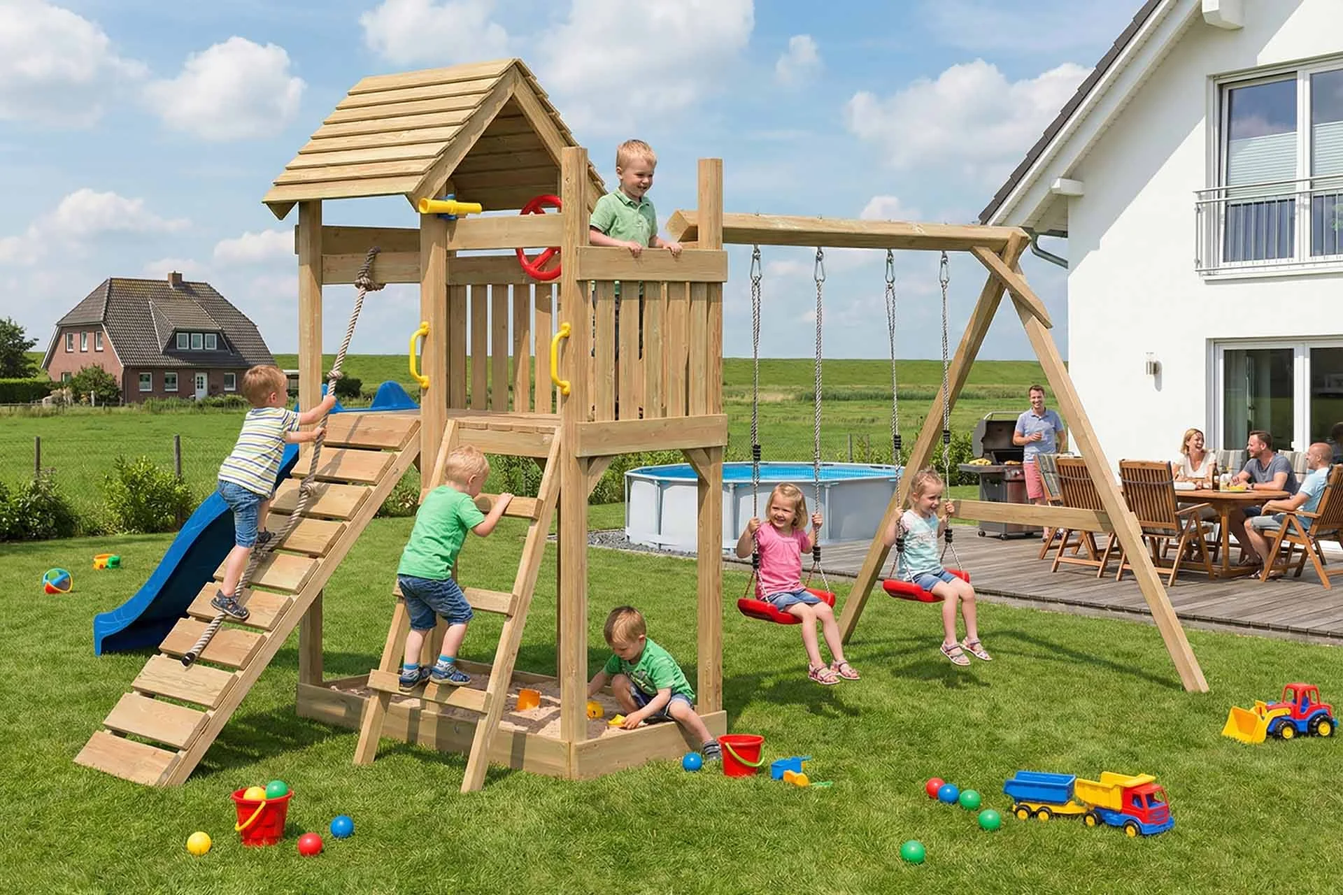 kinderspielturm-venturoo-play-mit-kindern-front-Klettersteg-mit-Seil